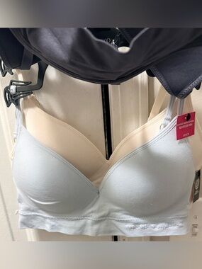 Vince Camuto Cream Seamless Wireless Bralette. Size S.